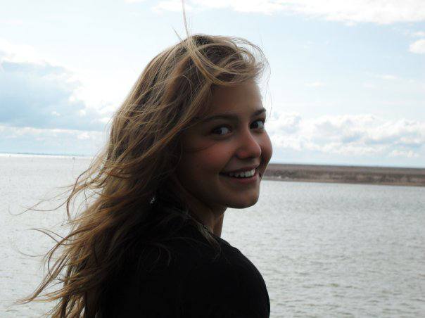 Арина в юности у воды, волосы на ветру